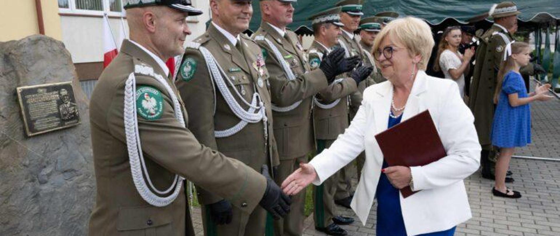 Wojewoda podkarpacki Teresa Kubas-Hul podczas uroczystości przekazania obowiązków komendanta Straży Granicznej