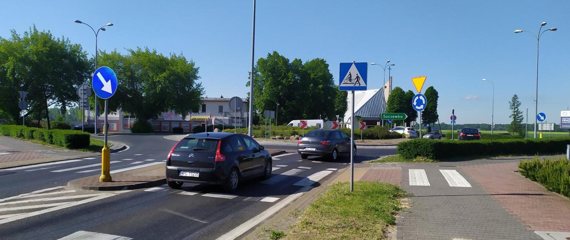 DK60_Łąck, rondo, po którym poruszają się samochody osobowe