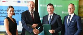 Na zdjęciu od lewej: Aleksandra Leo – posłanka, Robert Gajda – zastępca prezesa zarządu NFOŚiGW, i Witold Ziomek – prezes MWiK we Wrocławiu, Przemysław Gałecki – wiceprezes MWiK we Wrocławiu