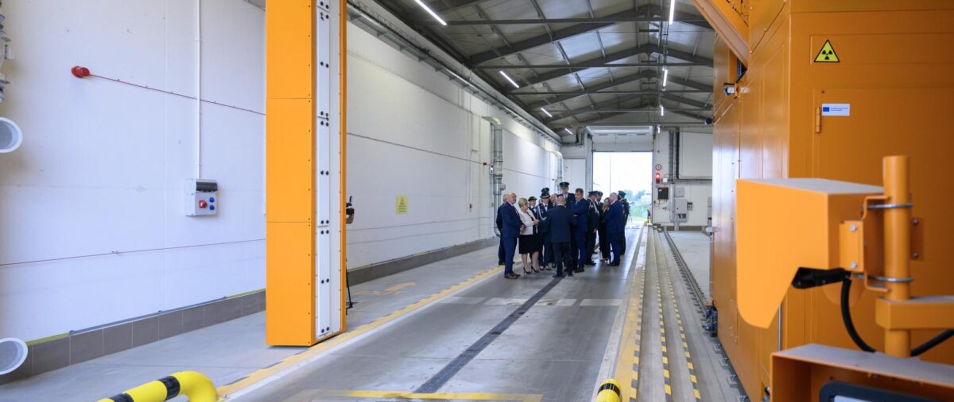 Zdjęcie przedstawia uczestników uroczystości przekazania skanerów RTG dla podkarpackiej KAS