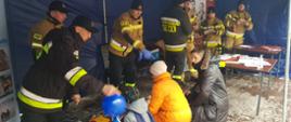 Strażacy pod niebieskim namiotem uczą jak udzielać pierwszej pomocy