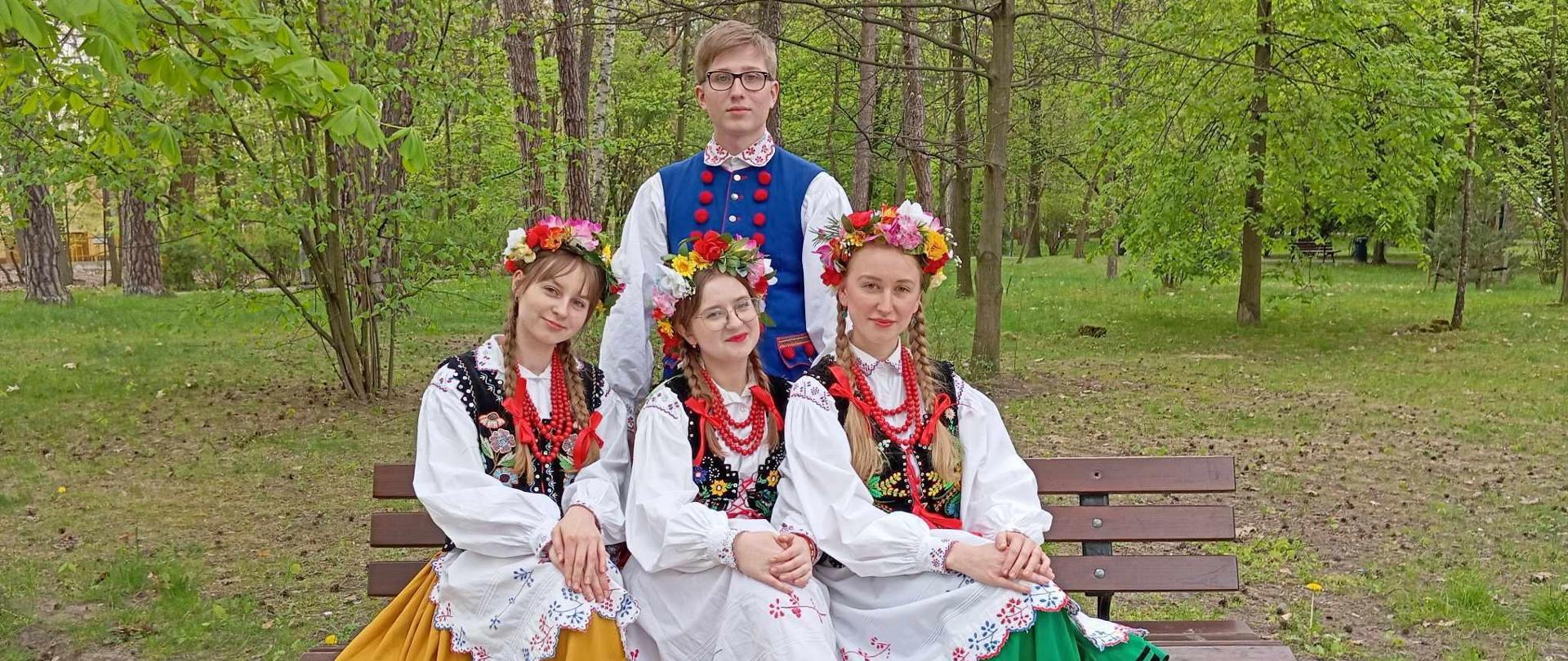 V Ogólnopolski Konkurs Folklorystyczny-Inspiracje folklorystyczne w muzyce artystycznej. Uczniowie biorący udział w konkursie w strojach ludowych.