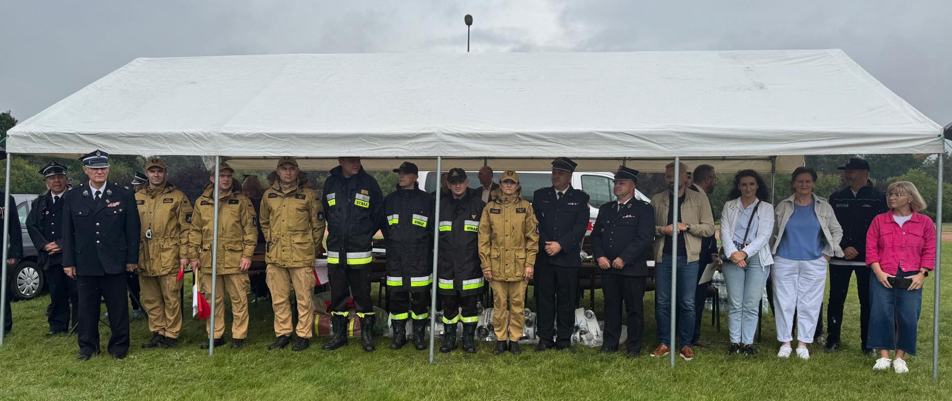 Komisja sędziowska Powiatowych Zawodów Sportowo-Pożarniczych Ochotniczych straży Pożarnych wraz z zaproszonymi gośćmi, rozpoczyna zawody odbywające się w miejscowości Rogowo.