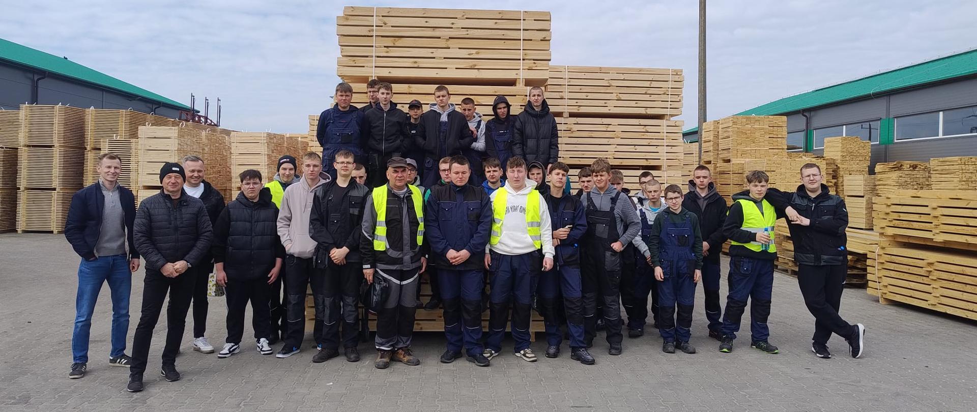 Zdjęcie pamiątkowe uczniów ZSCKR z nauczycielami i przedstawicielami firmy 