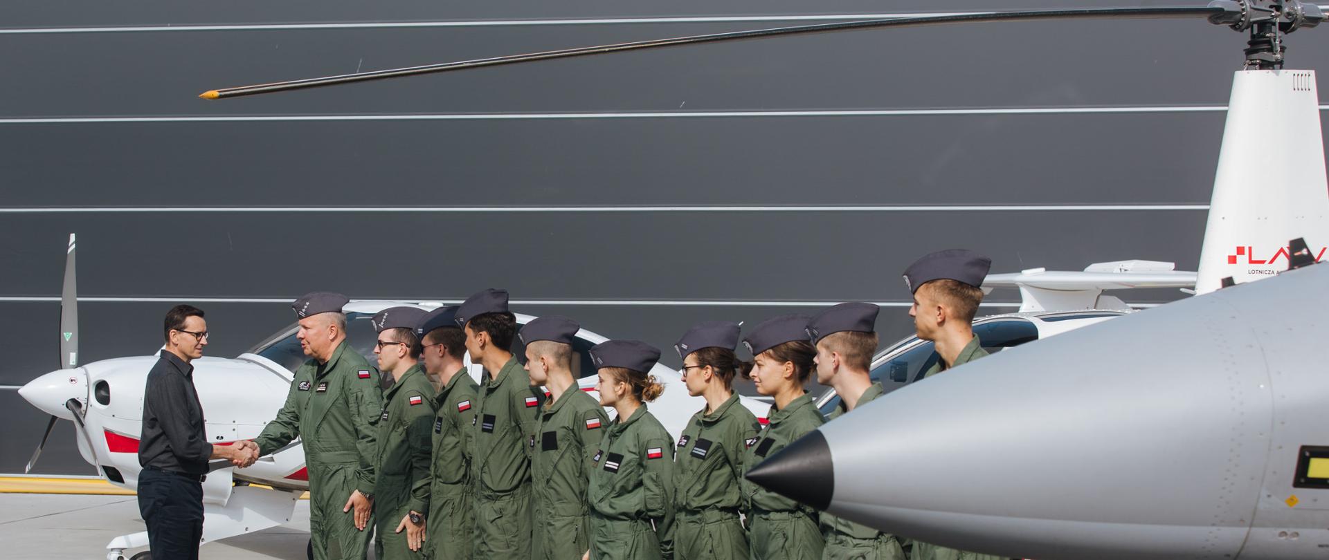 Premier Mateusz Morawiecki podczas spotkania z żołnierzamią w Lotniczej Akademii Wojskowej w Dęblinie.