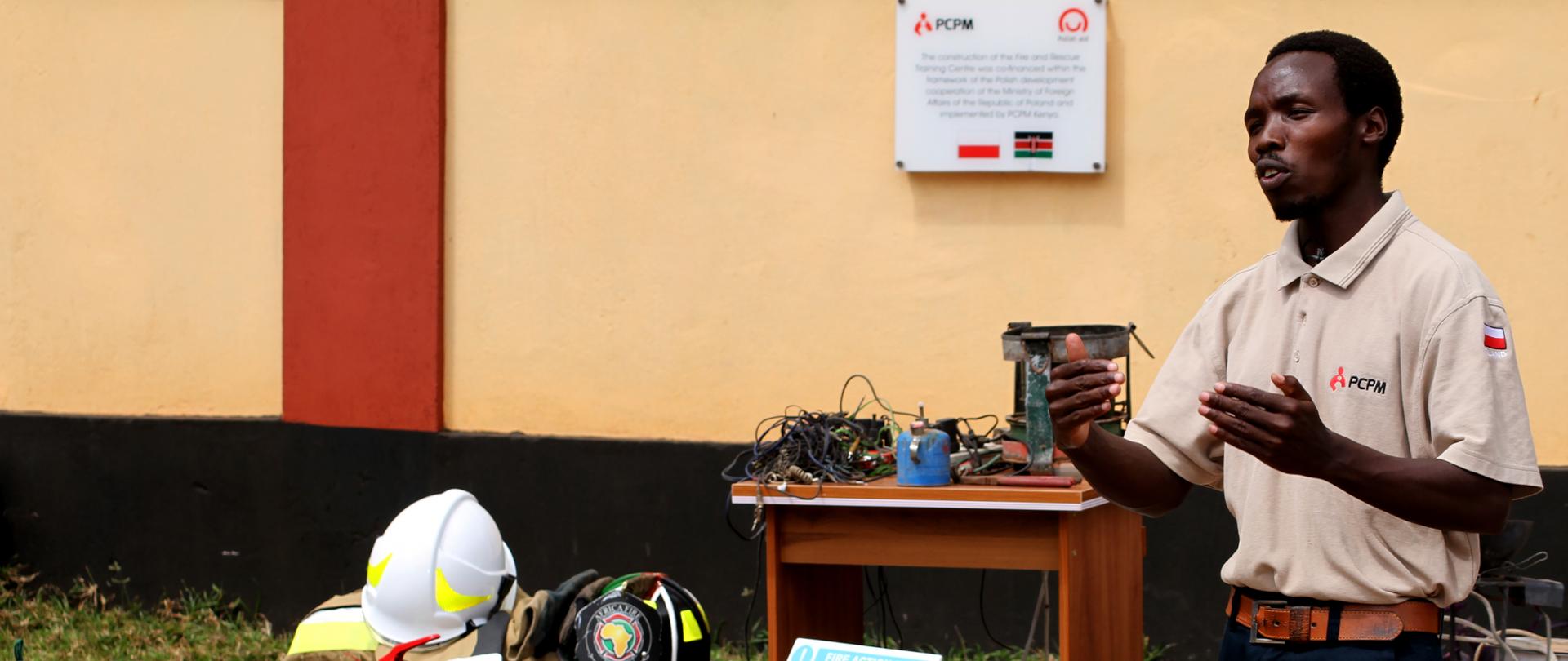 trwa prezentacja specjalistycznego sprzętu do gaszenia pożarów