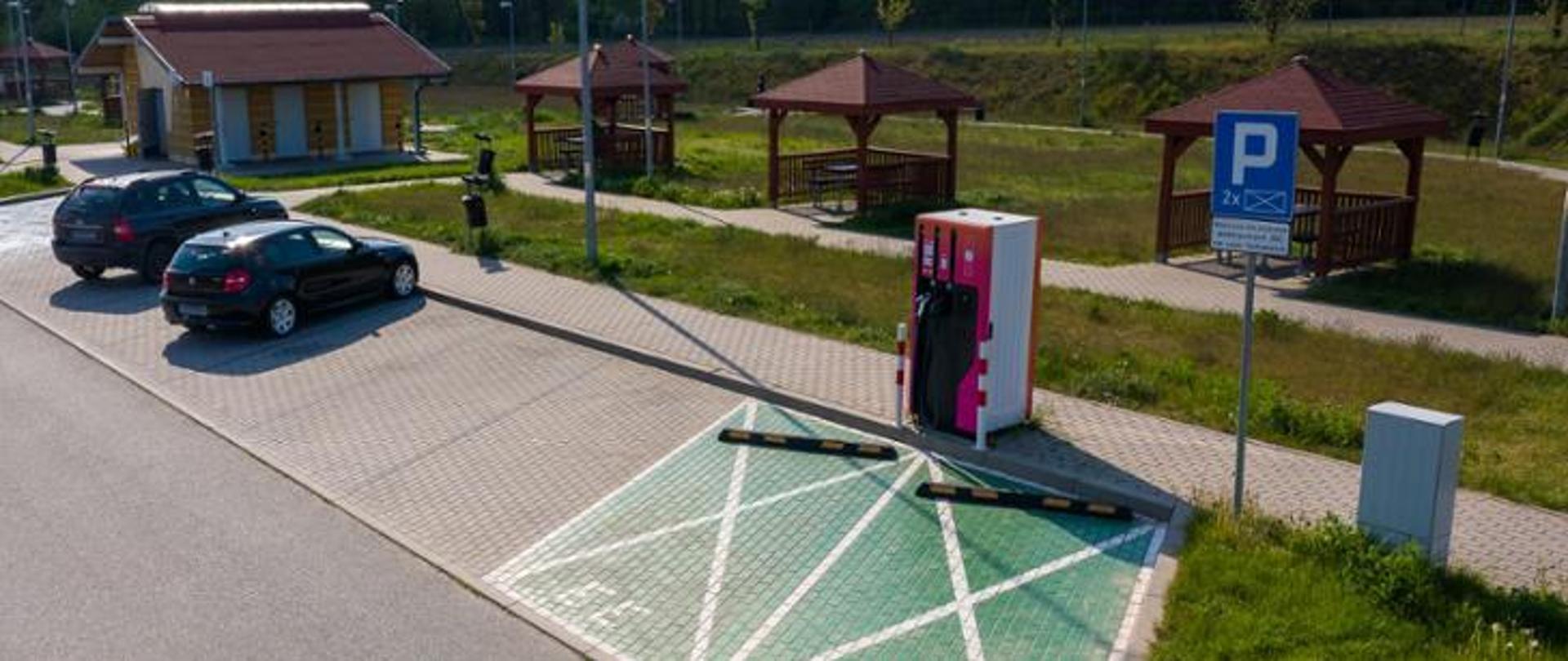 Stacja ładowania pojazdów elektrycznych na MOP, w tle wiaty dla podróżnych