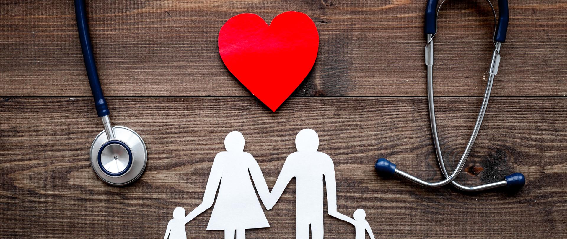 Figurki rodziców i dwójki dzieci na tle słuchawek lekarskich