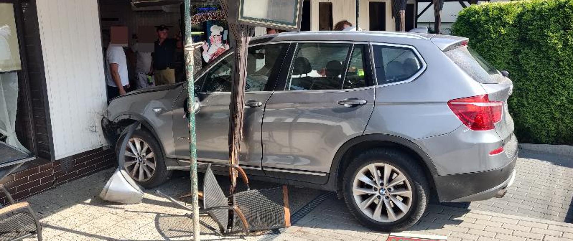 Samochód osobowy uderzył w sklep.