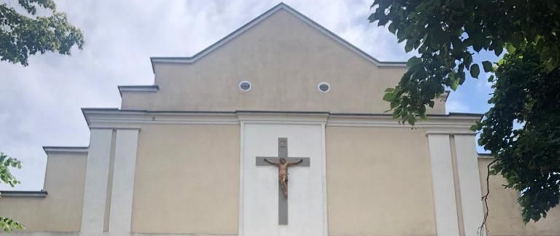 Dzień. Zdjęcie frontu kościoła.