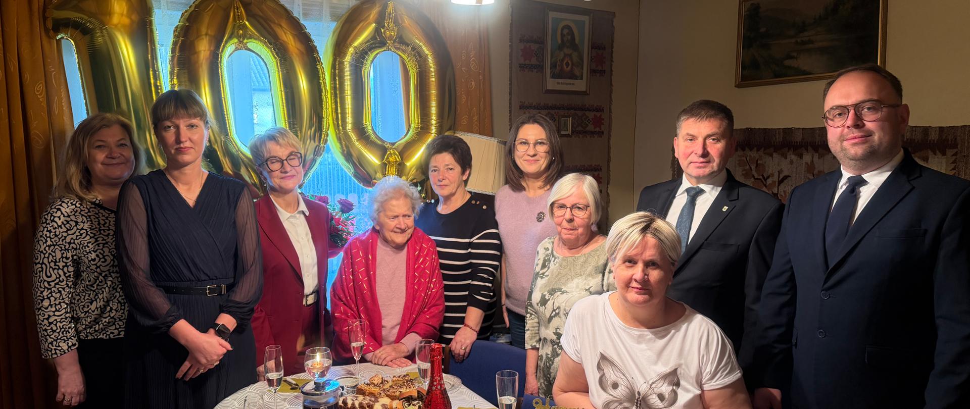 Na zdjęciu widać kobiety i mężczyzn