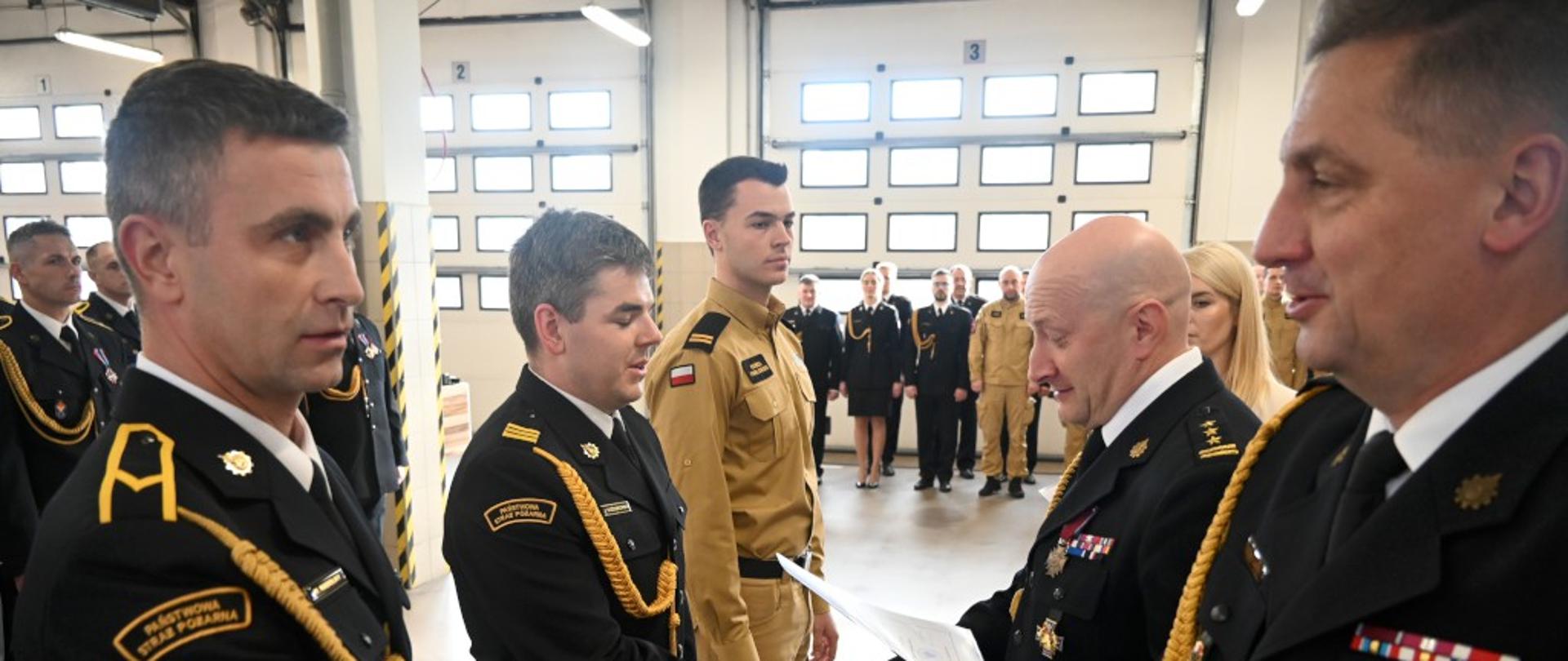 Na zdjęciu strażacy podczas uroczystego apelu