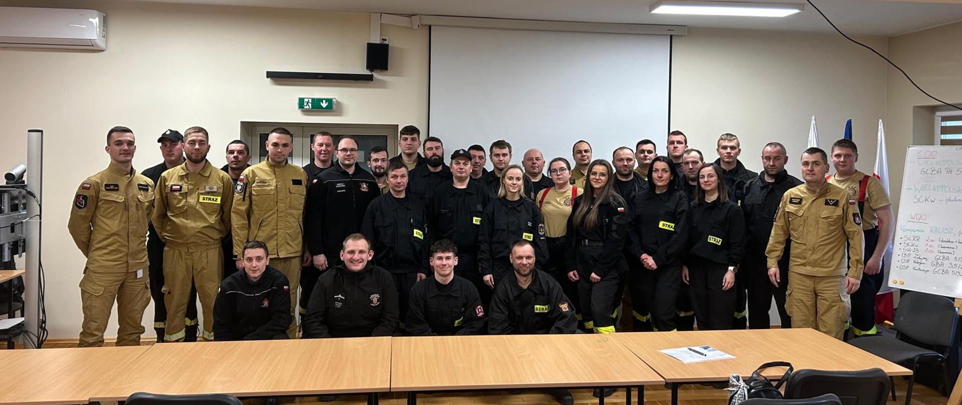zdjęcie przedstawia ochotników po egzaminie