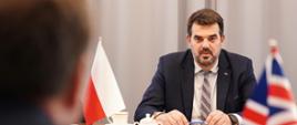 
Wiceminister Jacek Tomczak podczas spotkania z brytyjskim ministrem ds. polityki handlowej Gregiem Handsem

