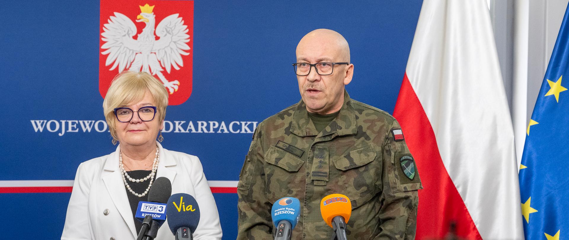 Wojewoda podkarpacki Teresa Kubas-Hul oraz płk Artur Chapski podczas konferencji prasowej