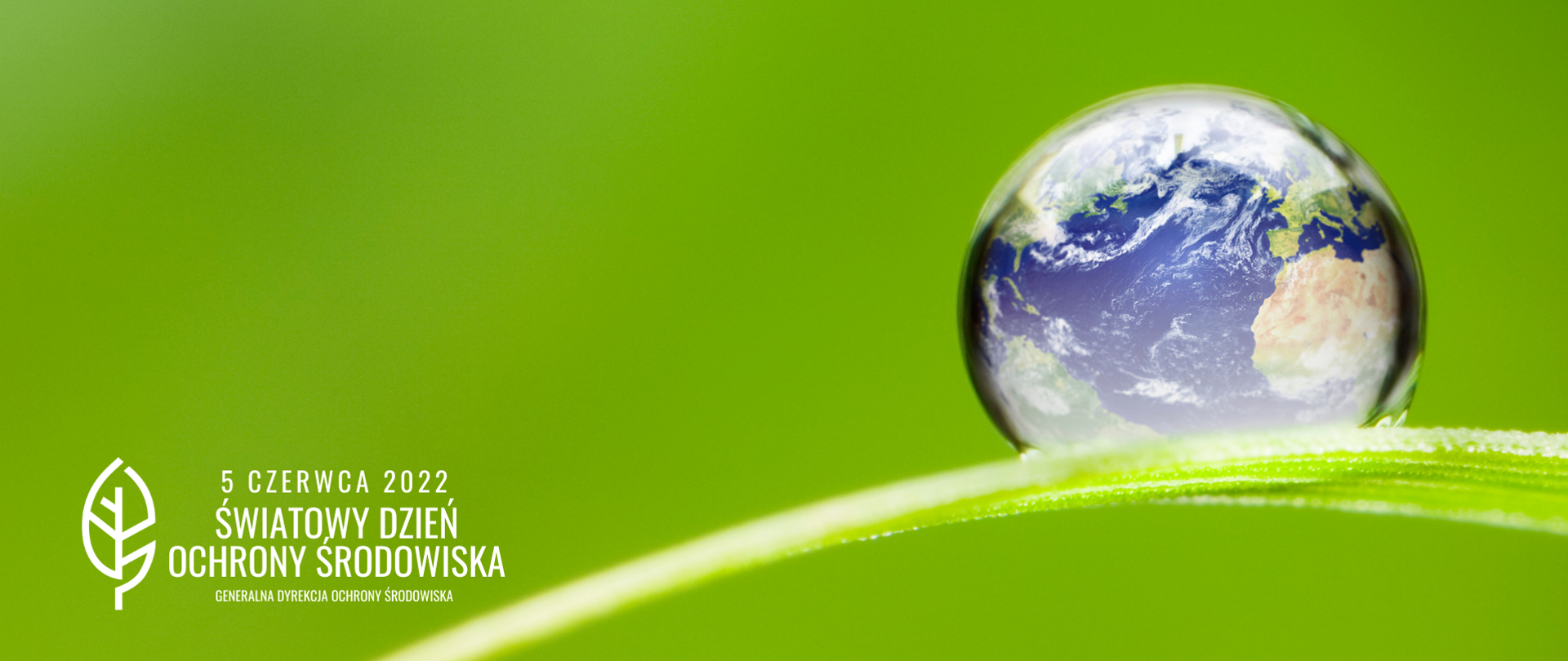 Zielone tło. Na liściu trawy kropla wody w dużym zbliżeniu, na którą nałożony jest model kuli ziemskiej (widać morza i lądy).
W lewym dolnym rogu logo Generalnej Dyrekcji Ochrony Środowiska ( biały liść) i biały napis: 5 czerwca 2022 Światowy Dzień Ochrony Środowiska. 