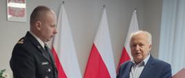 W gabinecie widoczny Komendant Powiatowy Państwowej Straży Pożarnej w Lęborku wręczający podziękowanie druhowi Marianowi Borek