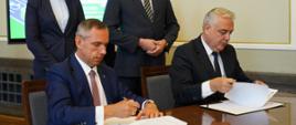 Zastępca Prezesa Zarządu NFOŚiGW Paweł Mirowski podczas podpisywania umowy