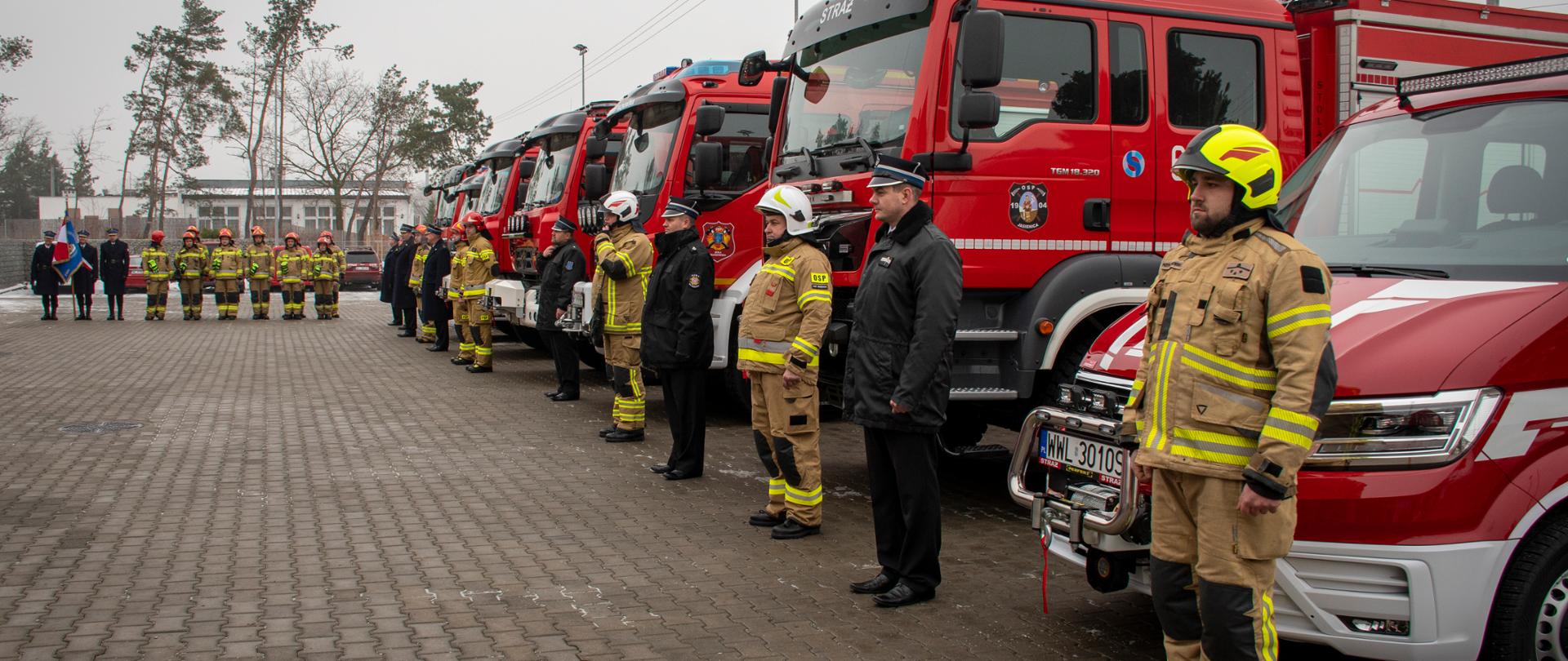 Uroczysty apel z okazji wręczenia Decyzji o włączeniu jednostki Ochotniczej Straży Pożarnej do Krajowego Systemu Ratowniczo-Gaśniczego i przekazania samochodów ratowniczo-gaśniczych oraz innego wyposażenia w woj. mazowieckim