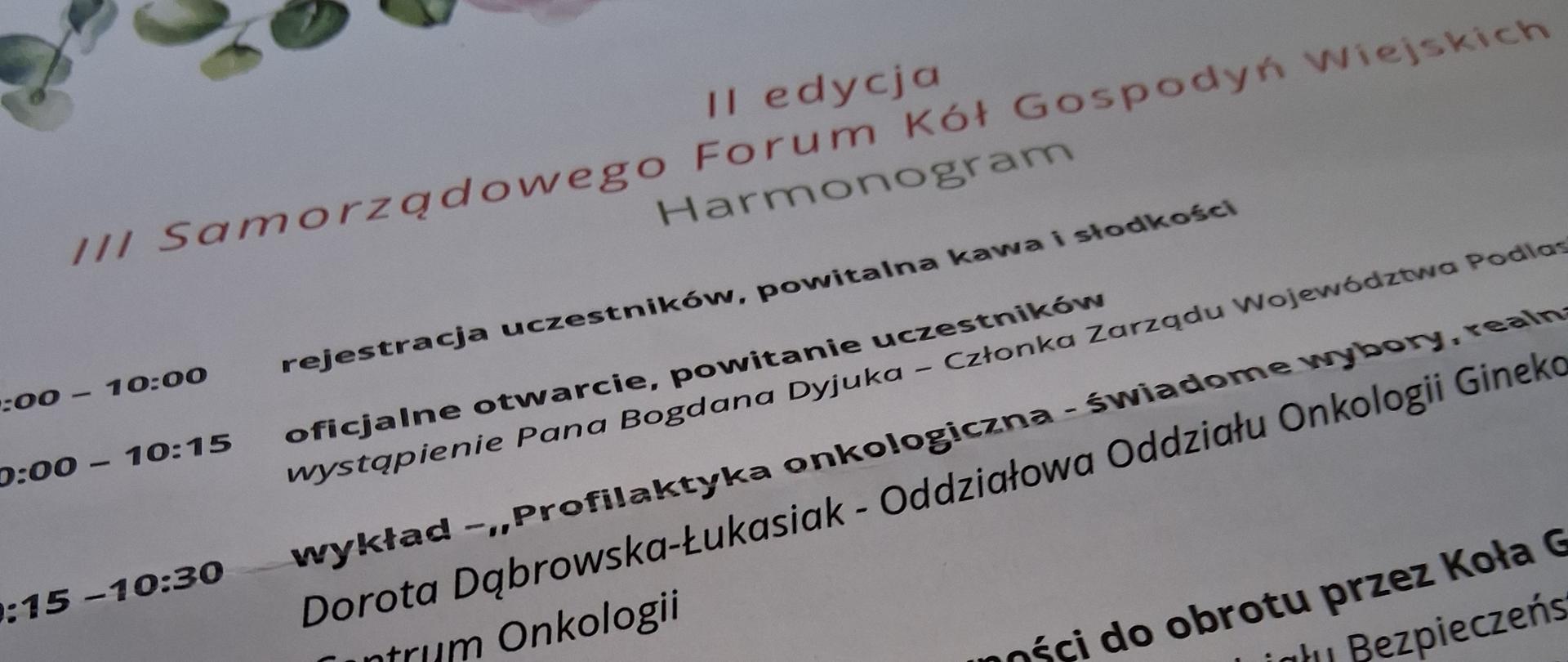 Zdjęcie przedstawia Program Forum, w którego treści można przeczytać, iż spotkanie rozpoczyna się od rejestracji oraz powitalnej kawy ze słodkim poczęstunkiem. Oficjalna część wydarzenia obejmuje uroczyste otwarcie i wystąpienie reprezentanta Zarządu Województwa Podlaskiego. Istotnym punktem harmonogramu są wykłady tematyczne prowadzone przez doświadczonych specjalistów. Poruszana jest m.in. problematyka profilaktyki onkologicznej, ze szczególnym naciskiem na podejmowanie świadomych decyzji zdrowotnych. Kolejna prelekcja skupia się na praktycznych aspektach wprowadzania żywności do obrotu przez Koła Gospodyń Wiejskich, w oparciu o obowiązujące przepisy i zasady bezpieczeństwa żywności.
