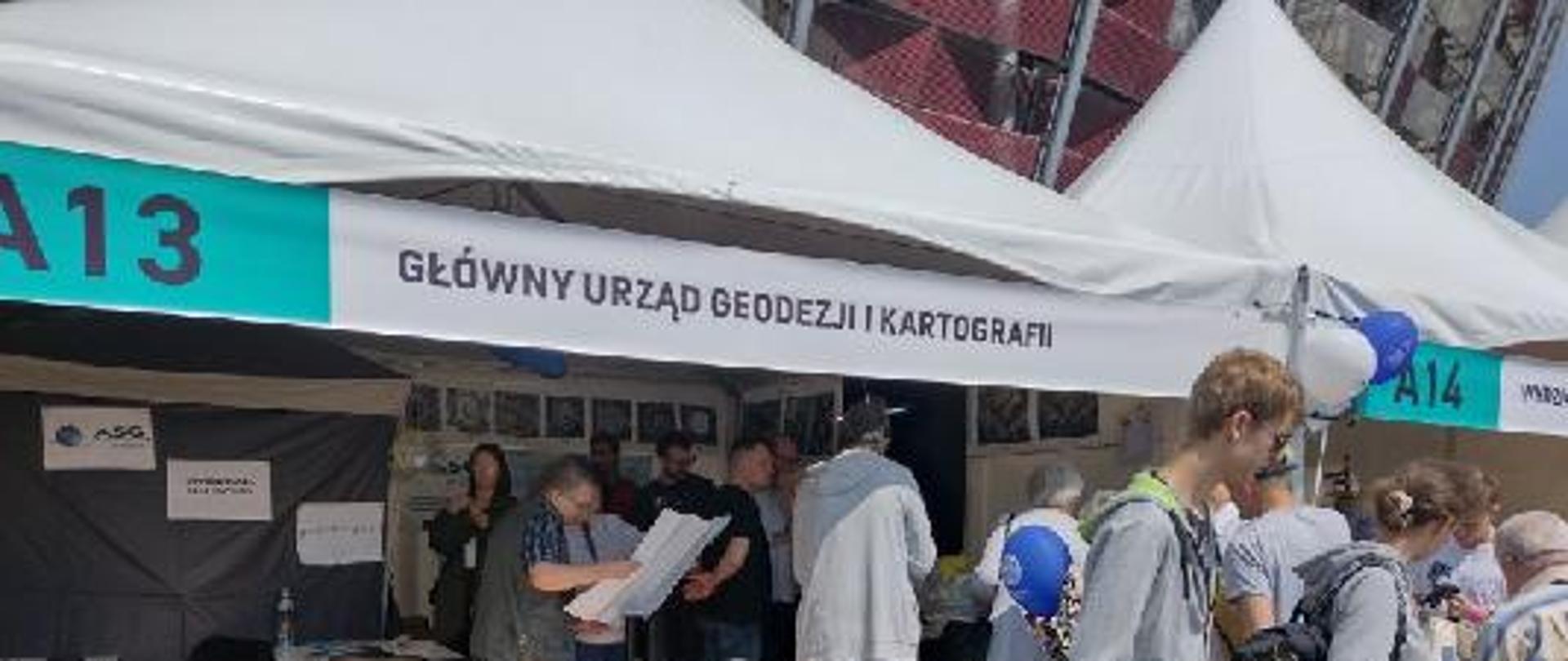 Zdjęcie przedstawia atrakcje stoiska GUGiK podczas 26. Pikniku Naukowego Polskiego Radia i Centrum Nauki Kopernik