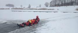 Ćwiczenia kazimierskich strażaków z zakresu ratownictwa lodowego na zbiorniku retencyjnym w Kazimierzy Wielkiej