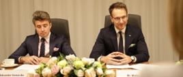 Minister rozwoju i technologii Waldemar Buda podczas spotkania z minister handlu międzynarodowego Wielkiej Brytanii Anne-Marie Trevelyan, minister siedzi przy stole, po jego lewej stronie wicedyrektor Aleksander Siemaszko z Departamentu Handlu i Współpracy Międzynarodowej MRiT