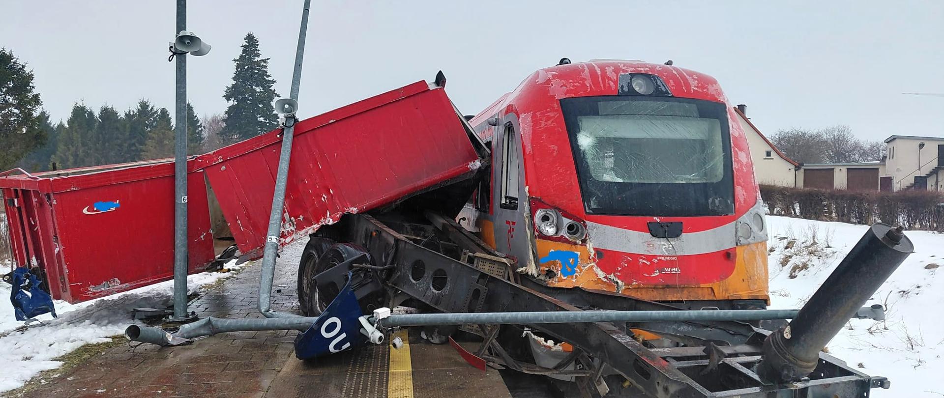 Zdjęcie przedstawia zderzenie pociągu z samochodem ciężąrowym