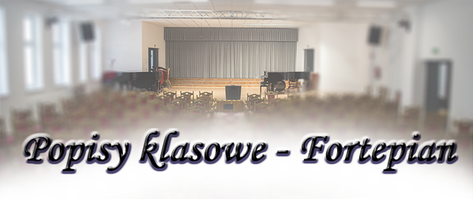 Zdjęcie sali koncertowej w centrum niecona osią poziomą scena, pod osią poziomą rozmyte krzesła widowni, od połowy w dół napis czarny Popisy klasowe - Fortepian