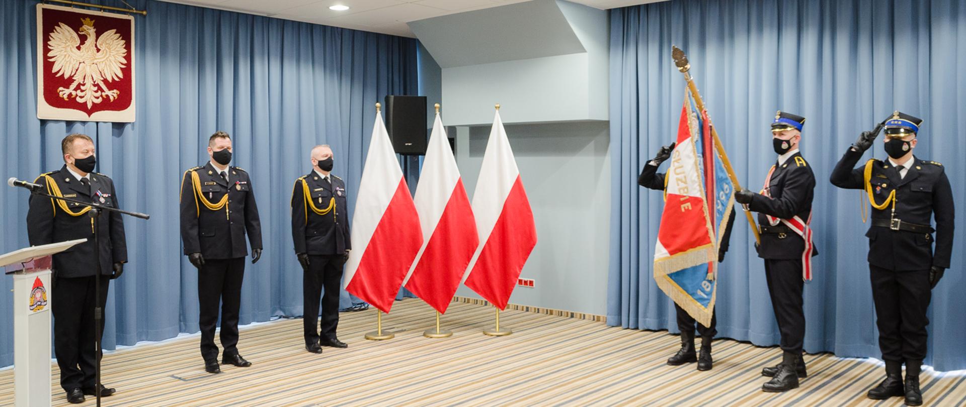 Na zdjęciu poczet sztandarowy oraz kadra kierownicza PSP