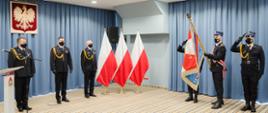Na zdjęciu poczet sztandarowy oraz kadra kierownicza PSP