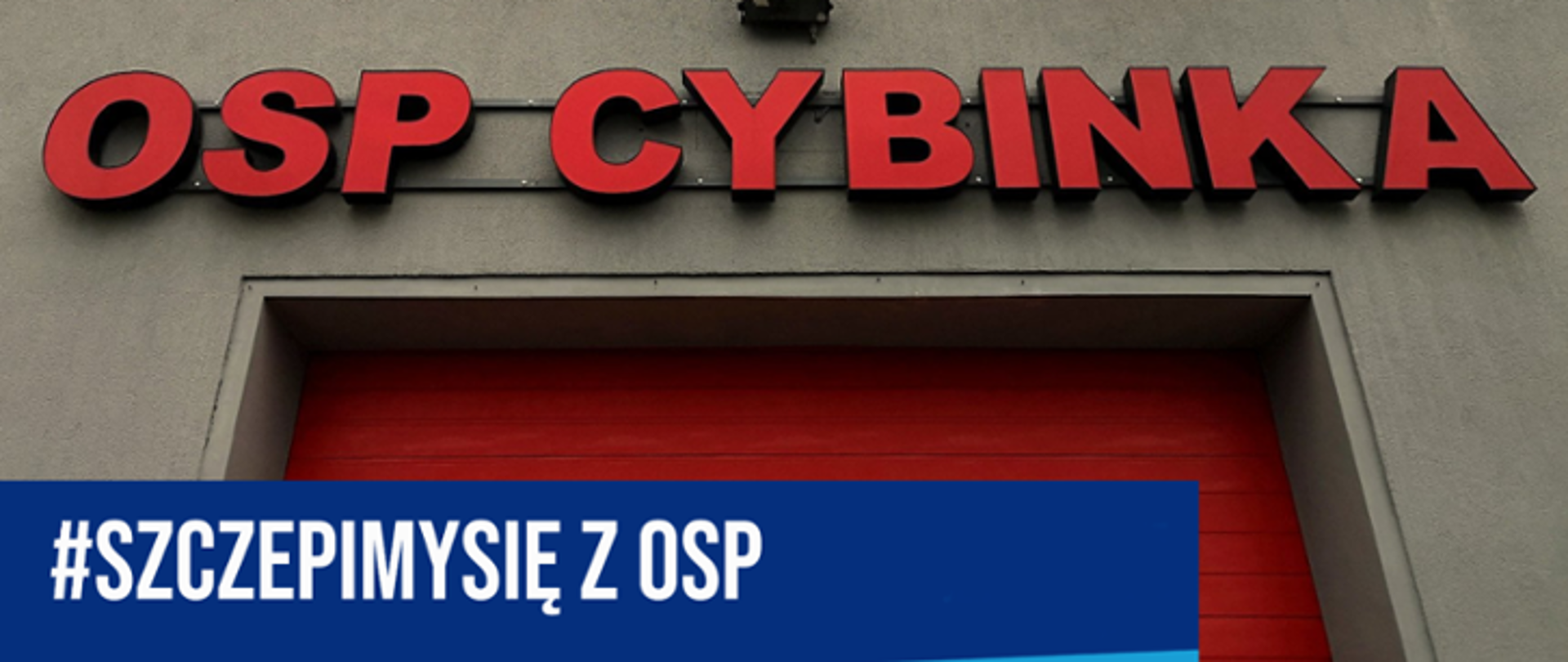Widok bramy garażowej nad którą znajduje się napis OSP Cybinka. Na dole grafika z napisem #SZCZEPIMY SIĘ Z OSP.