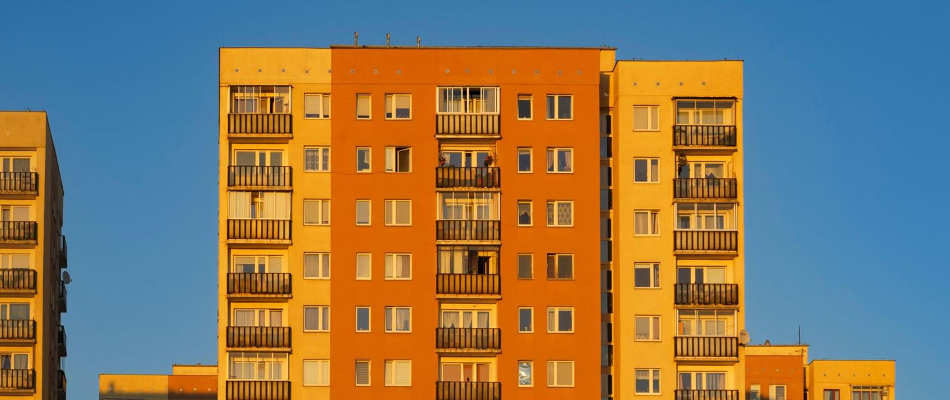 Widok wielopiętrowych bloków mieszkalnych