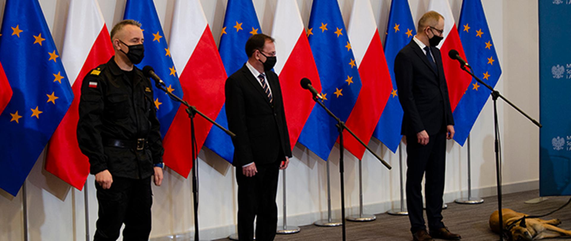 Na zdjęciu przedstawiciele rządu i KG PSP podczas konferencji 