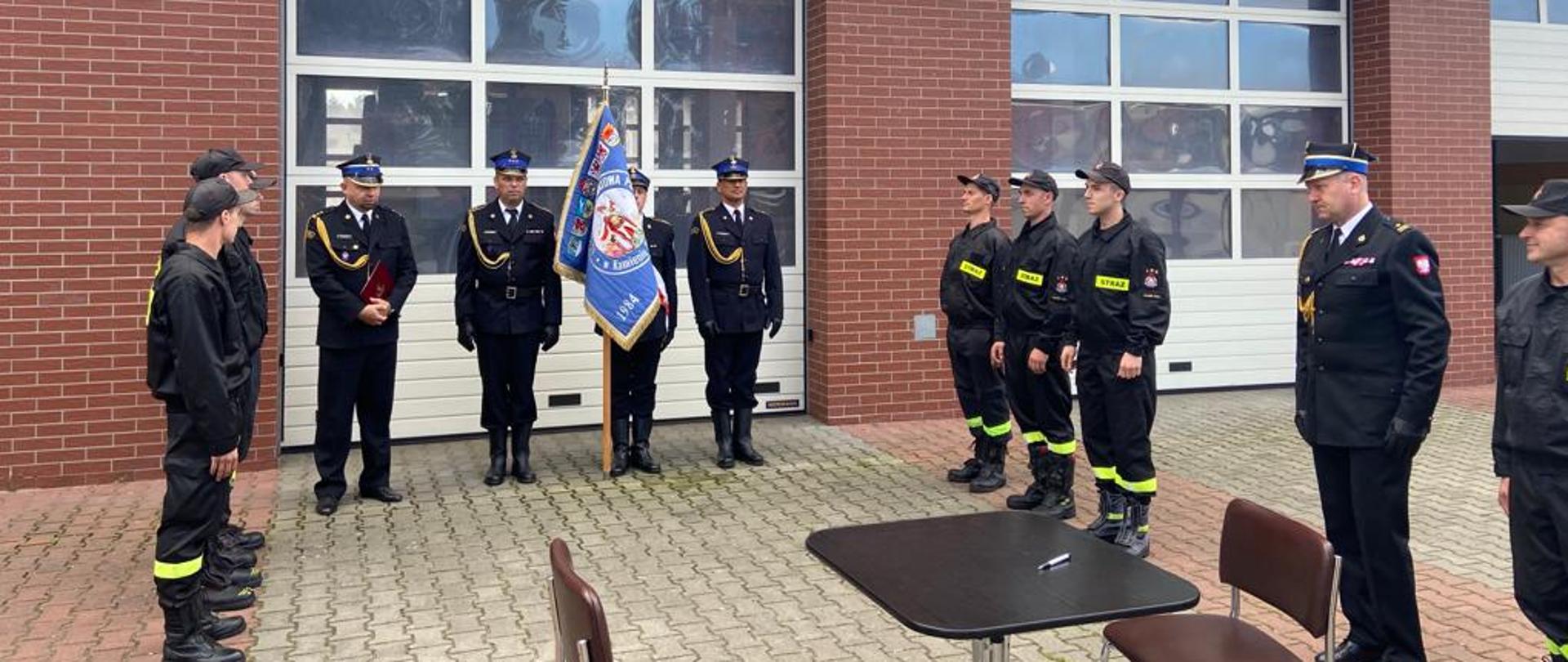 Funkcjonariusze straży podczas apelu Ślubowania