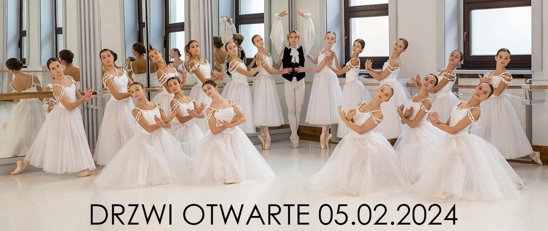 Układ taneczny, w środkowej części jeden tancerz, po prawej i lewej tancerki ubrane na biało