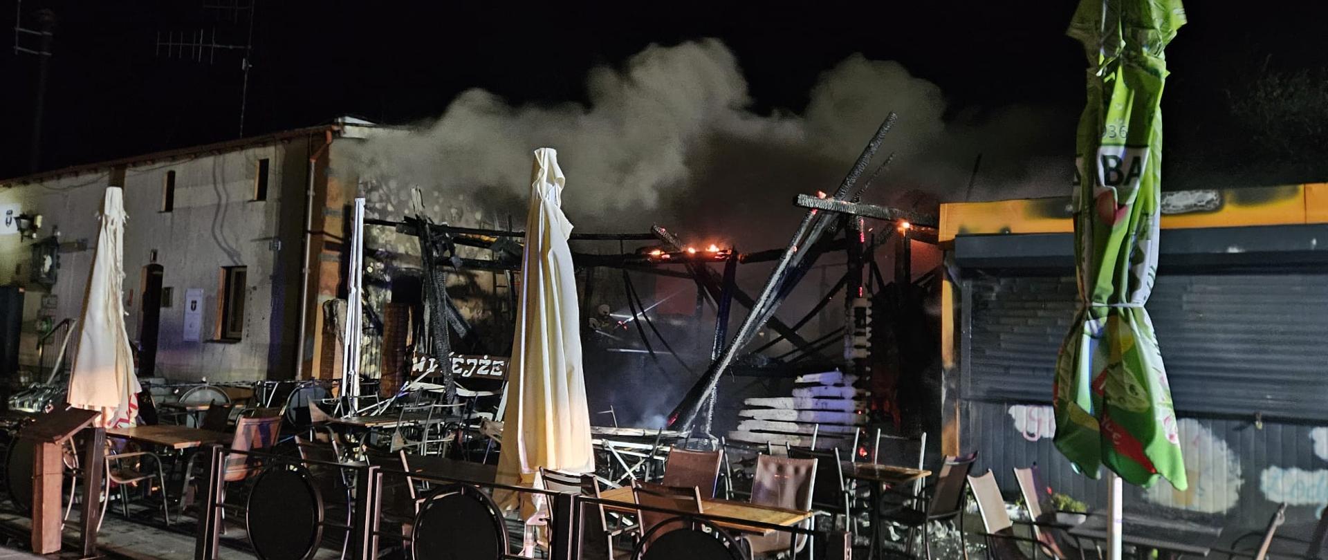 Na zdjęciu widać płonącą restaurację oraz poddasze budynku remizy OSP i budynku gospodarczego parafii w Helu. 