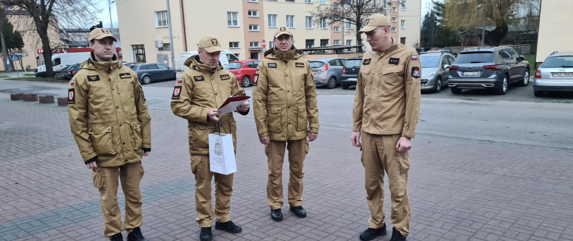 Podziękowania dla funkcjonariusza od komendantów i dowódcy