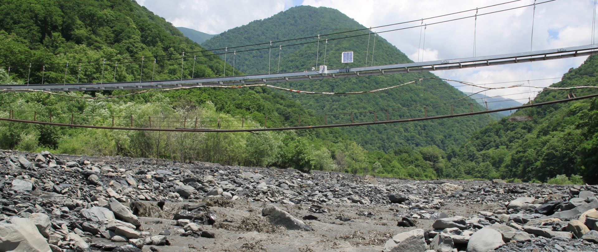 most nad rwącą rzeką, rzeka pośród gór