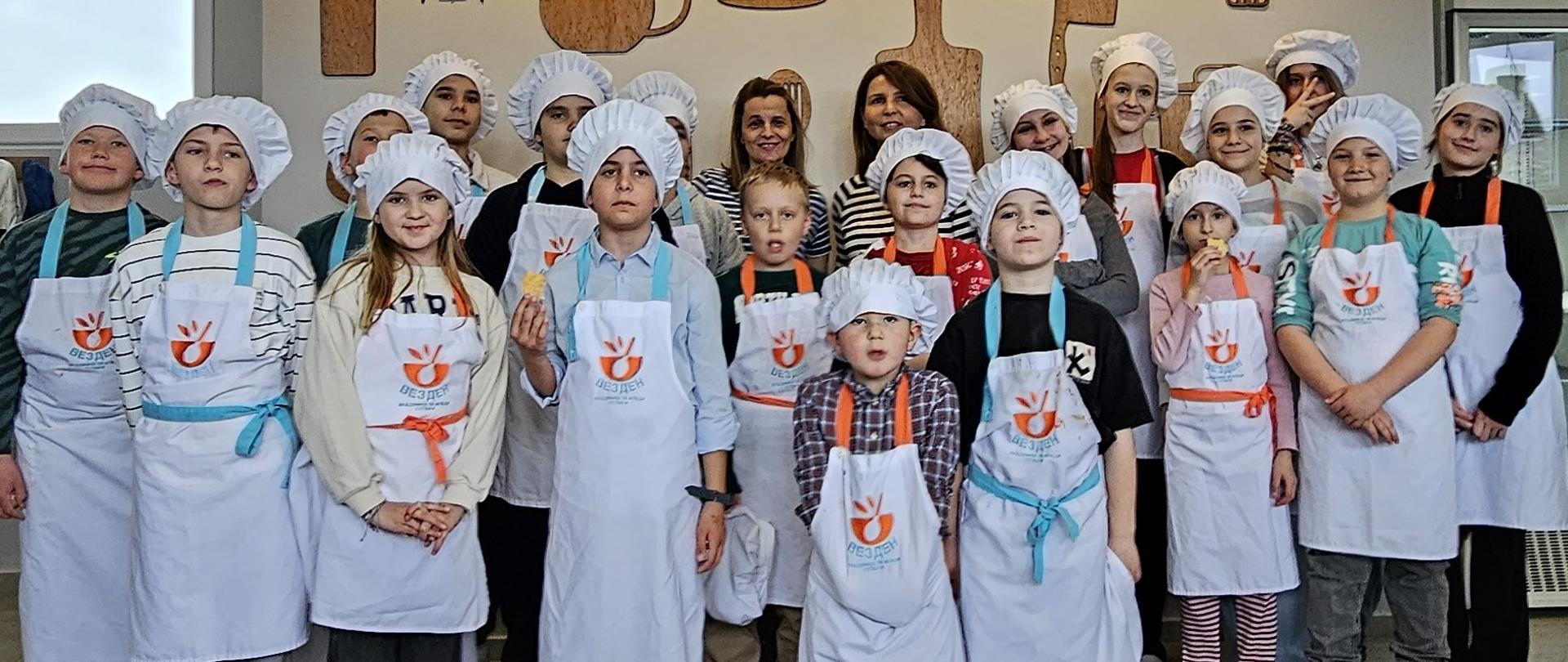 Dzieci z Sobotniej Szkółki Języka Polskiego zebrane w grupie na Wielkanocnych Warsztatach