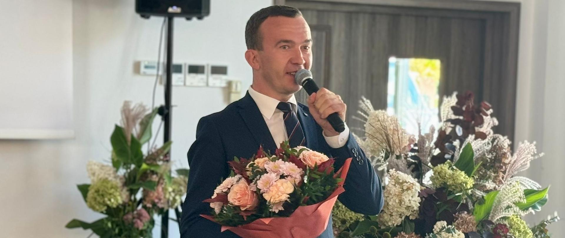 Wicewojewoda Mateusz Szauer na 25-leciu Wolontariackiego Klubu Ośmiu w Ostródzie