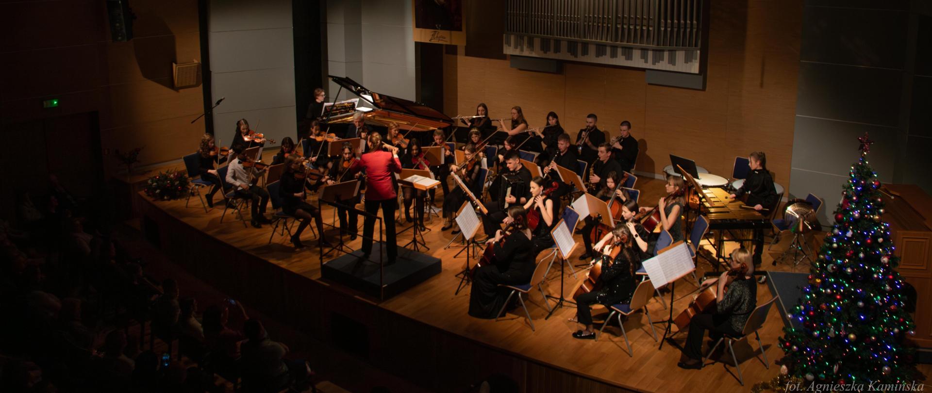 Zdjęcie orkiestry i pianisty w czasie koncertu