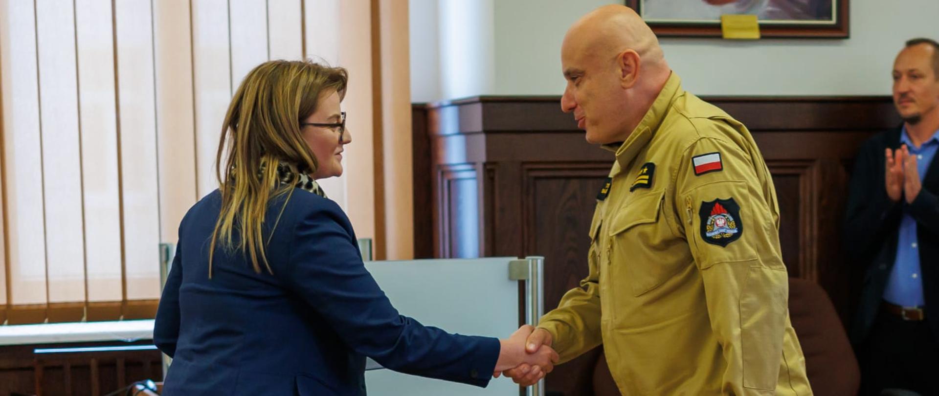 Pani Prezydent dziękuje Komendantowi Miejskiemu.