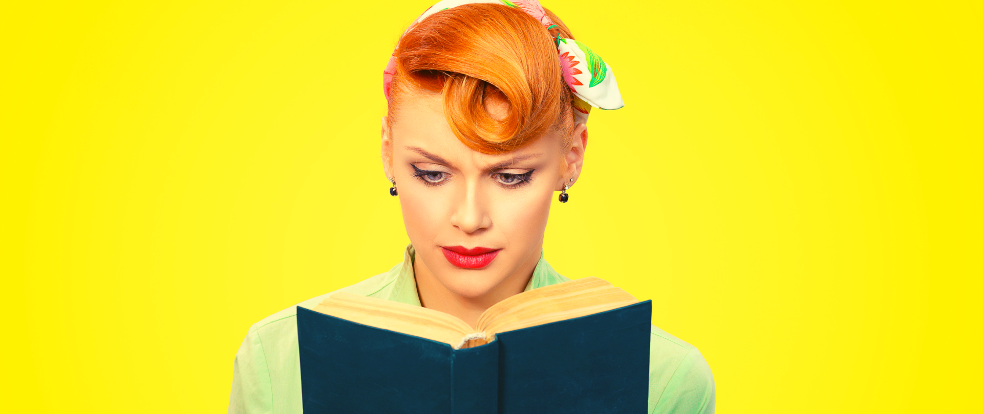 Kobieta czytająca książkę.