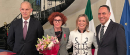Wręczenie odznaki Bene Merito dla p. Beaty Wojny w głównym hallu Rezydencji Ambasady RP w Meksyku