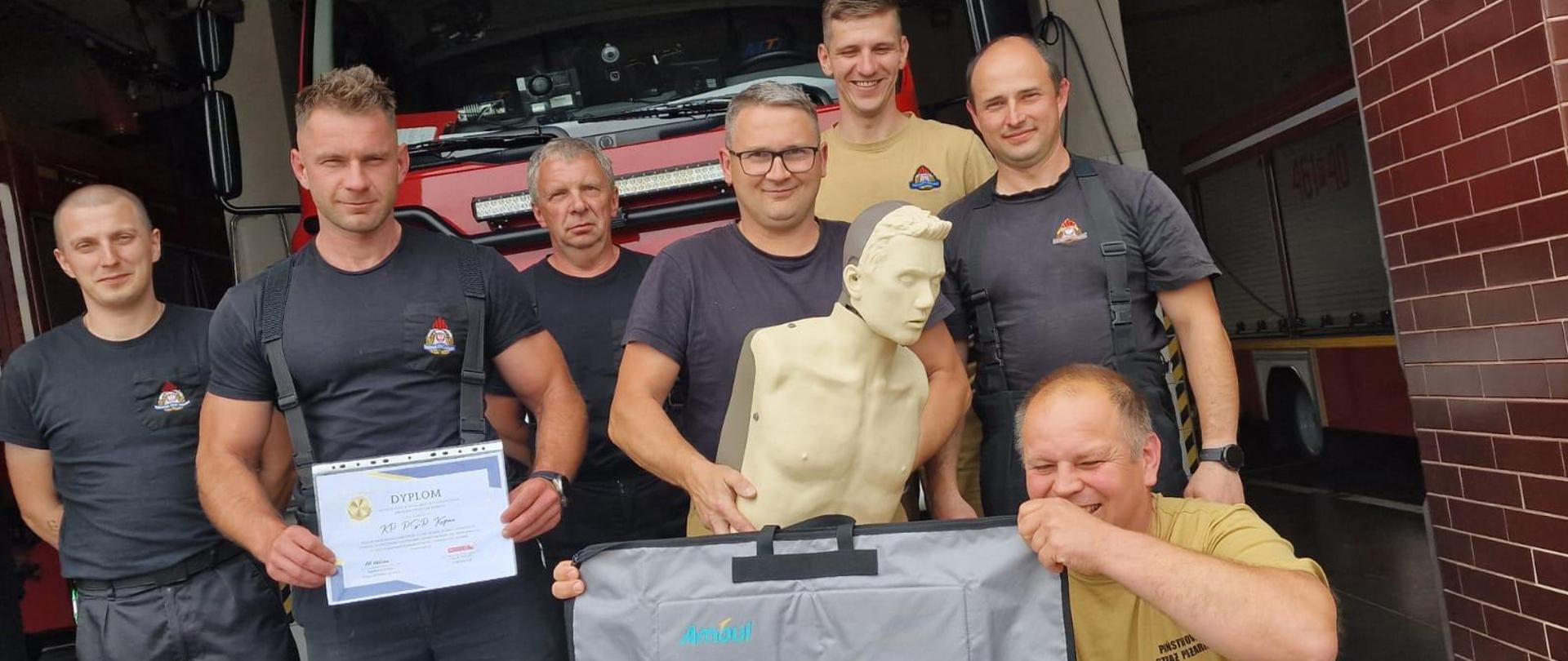 widoczni funkcjonariusze JRG Kępno z dyplomem i manekinem, AMOULMAN AMBUL