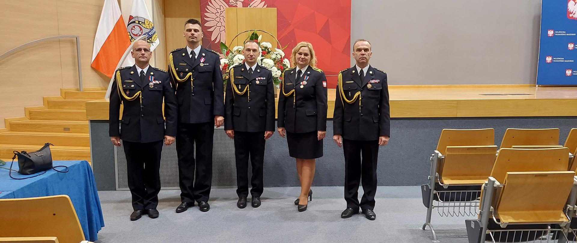 Wyróżnieni strażacy z Iławy - wraz z Komendantem Powiatowym 