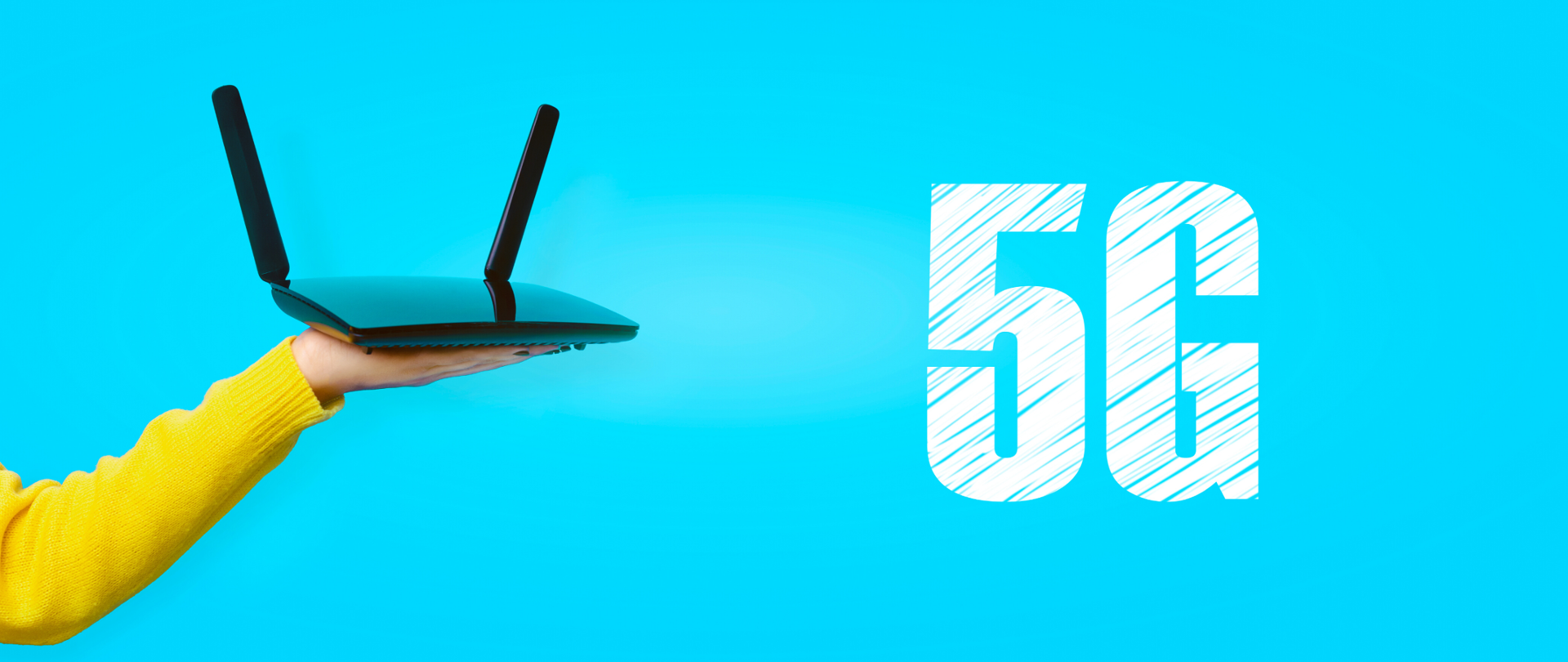 Niebieskie tło. Ręka w żółtym swetrze trzymająca modem internetowy, po prawej 5G