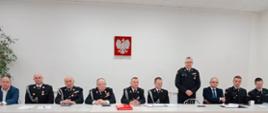 Zdjęcia przedstawia druhów OSP Topólka w umundurowaniu galowym i zaproszonych gości na zebraniu sprawozdawczym za rok 2022.