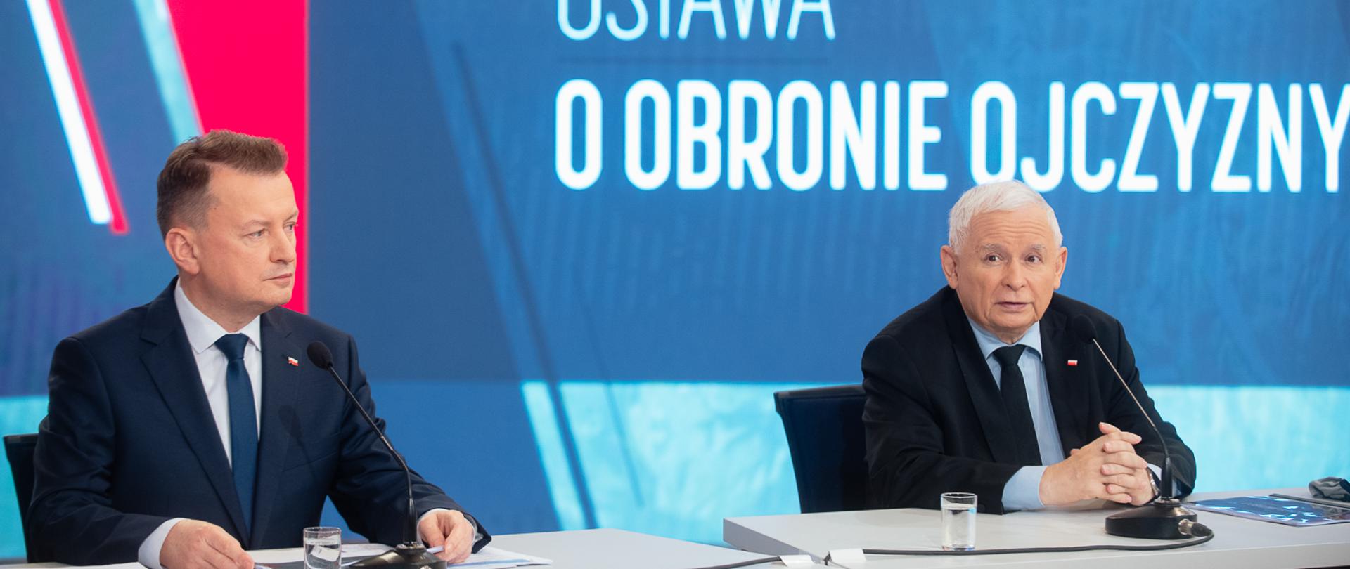 Wicepremier Jarosław Kaczyński i minister obrony narodowej Mariusz Błaszczak podczas konferencji prasowej.